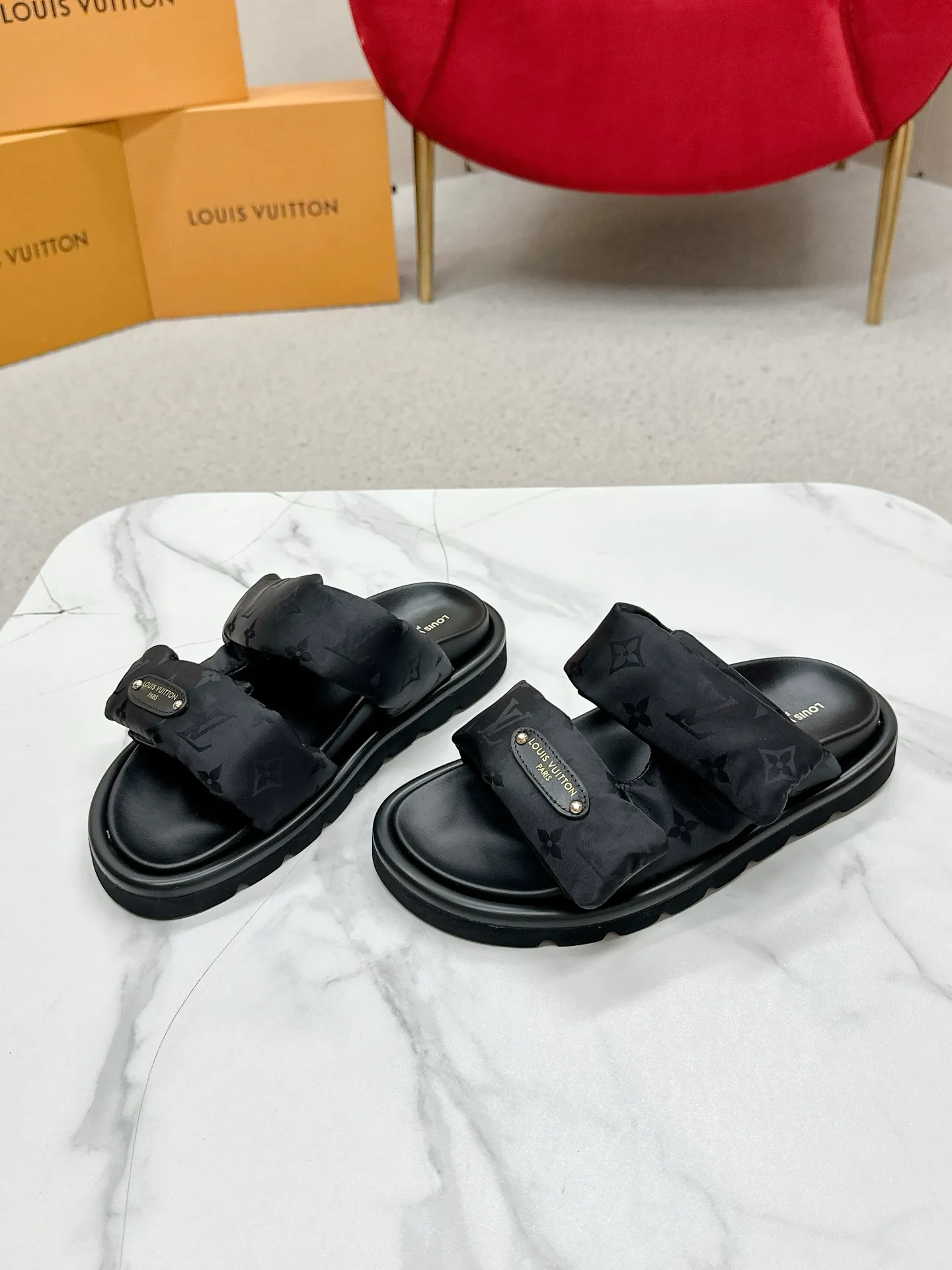 P340 yuan LV Louis Vuitton Full of high-end feel! A popular model among bloggers at home and abroad, it’s retro and fashionable, and looks stunning on your feet! Mainly recommended model on the official website★ ━━━━━ ЅᏇєєt ━━━━━ ▪️Upper: original calfskin ➕5D printing process ▪️Inner: imported mixed sheepskin ▪️Outsole: original molded foam outsole ▪️Size: Female 35-40 Men's 39-44 (women's 41 men's 45)